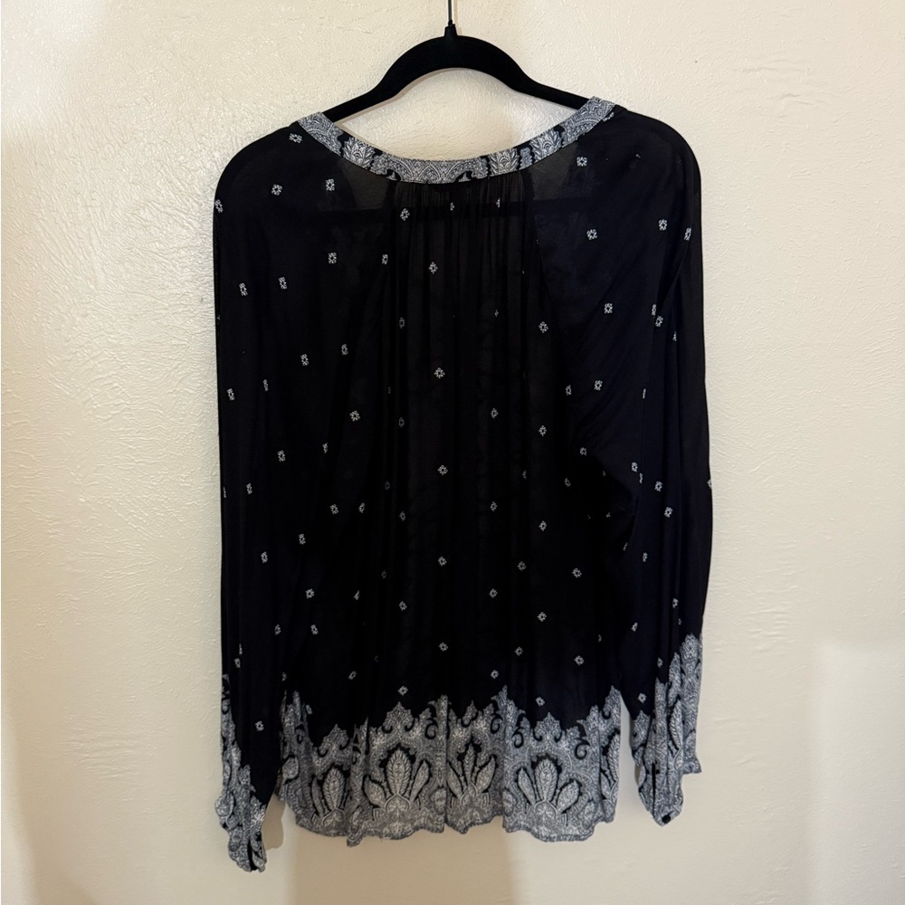 Lucky Brand Black and Gray Blouse with Elegant Design - Picture 2 of 3